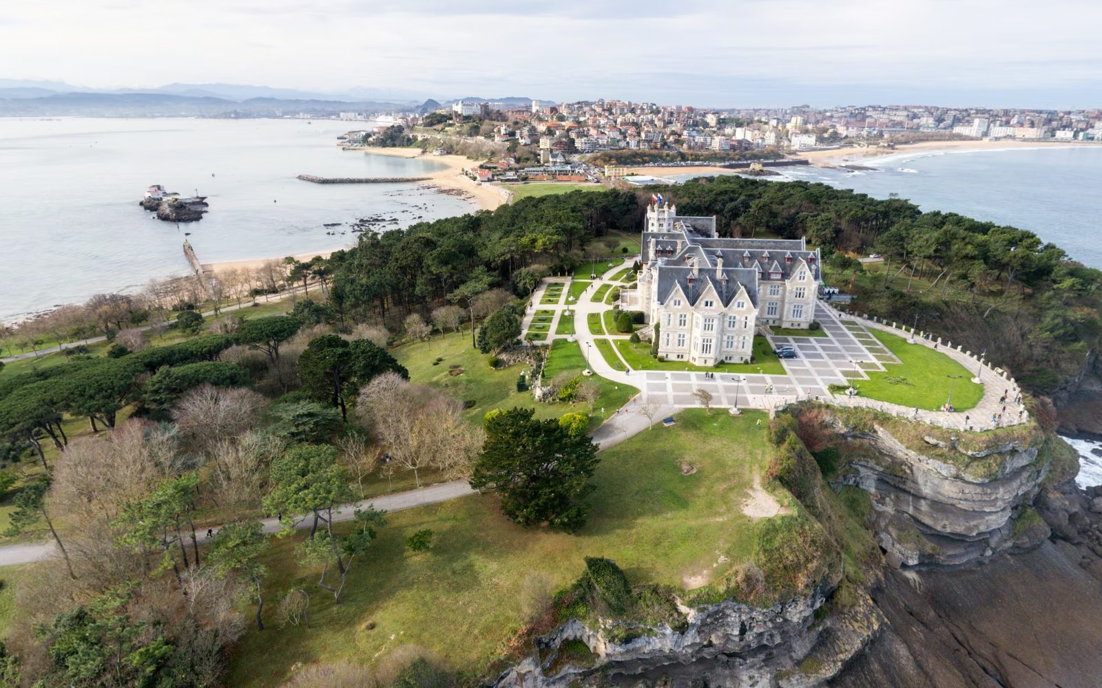 Vista aérea del Palacio de la Magdalena con la bahía y el Sardinero al fondo